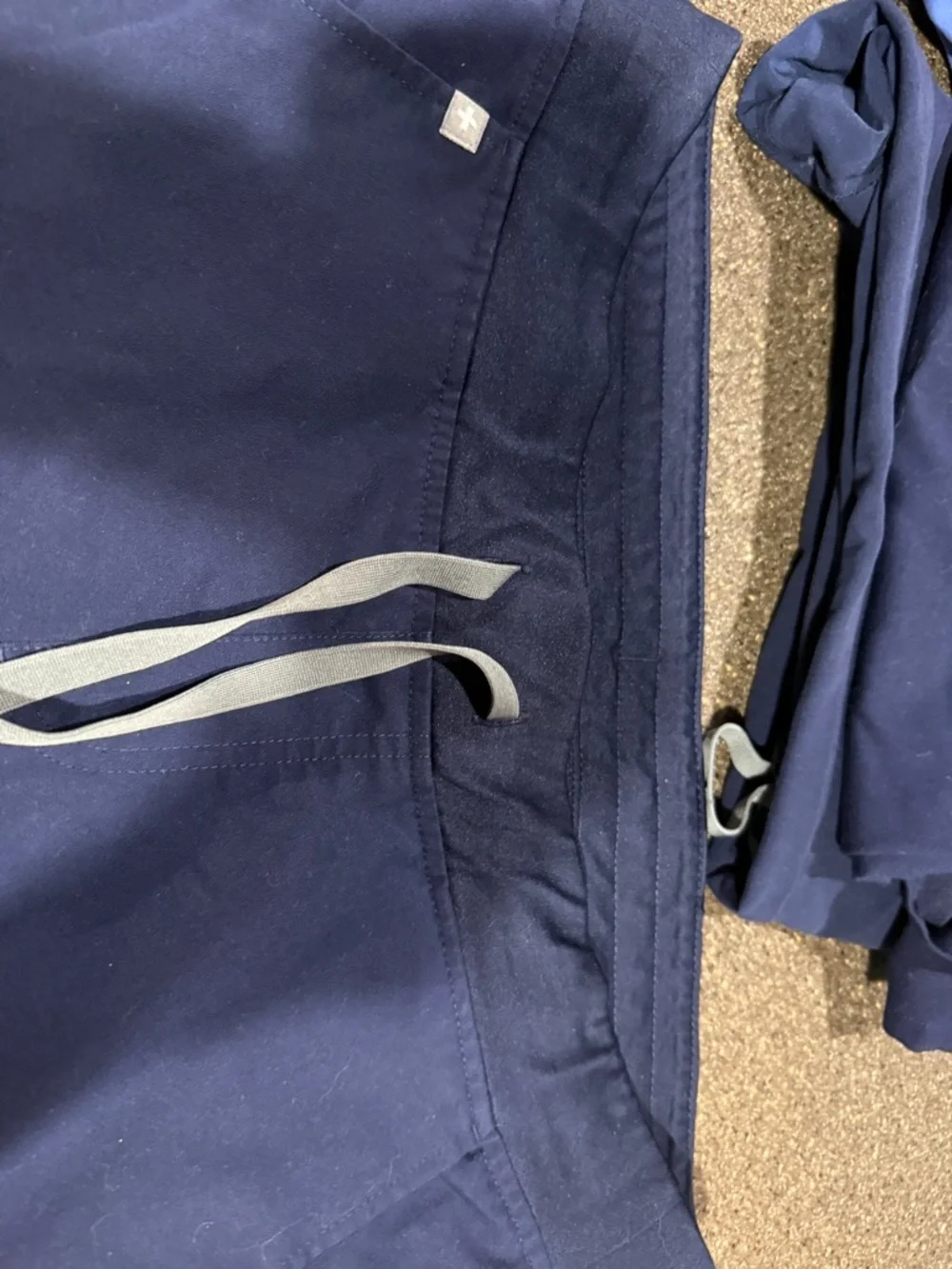 Figs Navy scrub set - Picture 4 of 8